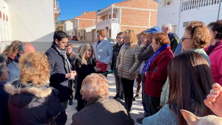 Encuentro con los vecinos de La Rábita para escuchar sus reivindicaciones sanitarias Encuentro con los vecinos de La Rábita para escuchar sus reivindicaciones sanitarias