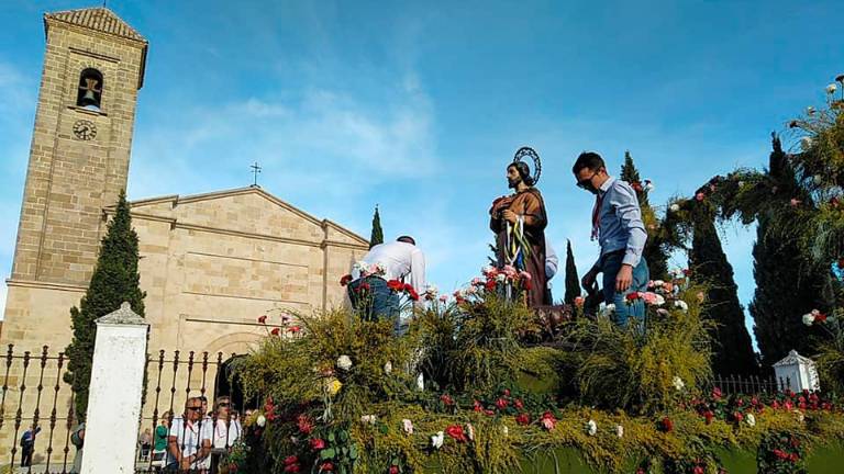 A la espera de la misa y procesión en Torreperogil A la espera de la misa y procesión en Torreperogil