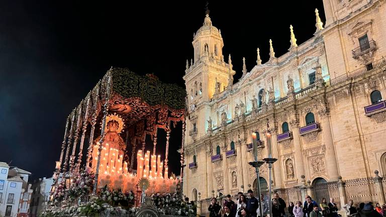 San Ildefonso vuelve a latir al paso de su cruz más verdadera San Ildefonso vuelve a latir al paso de su cruz más verdadera
