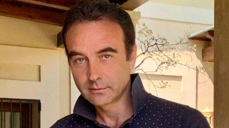 Enrique Ponce evita dar la cara tras la publicación de sus primeras imágenes con Ana Soria Enrique Ponce evita dar la cara tras la publicación de sus primeras imágenes con Ana Soria