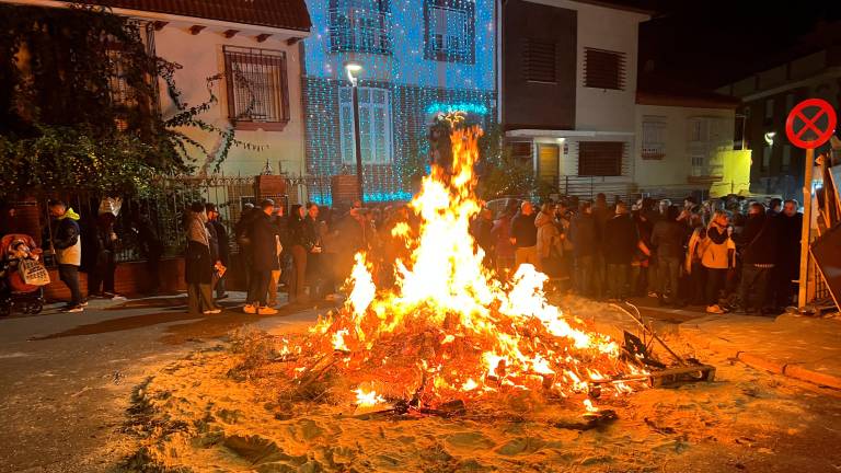 Una treintena de lumbres para celebrar San Antón Una treintena de lumbres para celebrar San Antón