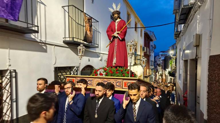 Elegante viacrucis de La Estrella en La Alcantarilla Elegante viacrucis de La Estrella en La Alcantarilla
