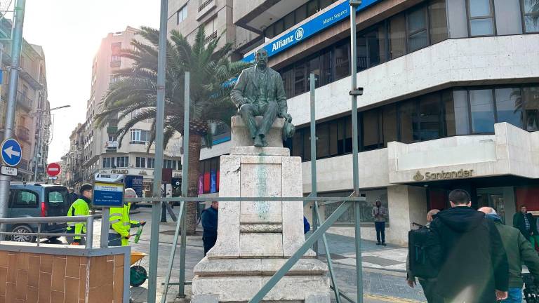 La escultura de Bernabé Soriano regresa tras cinco años tapada por chapas La escultura de Bernabé Soriano regresa tras cinco años tapada por chapas