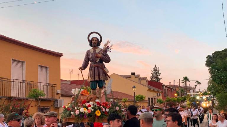 San Isidro camina entre las plegarias y agradecimientos de los devotos de El Acebuchar San Isidro camina entre las plegarias y agradecimientos de los devotos de El Acebuchar