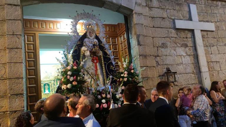Procesión de la Virgen del Rosario entre pólvora en Los Villares Procesión de la Virgen del Rosario entre pólvora en Los Villares