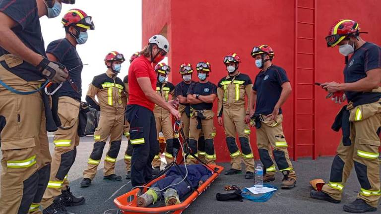 Bomberos se forman en rescate en altura