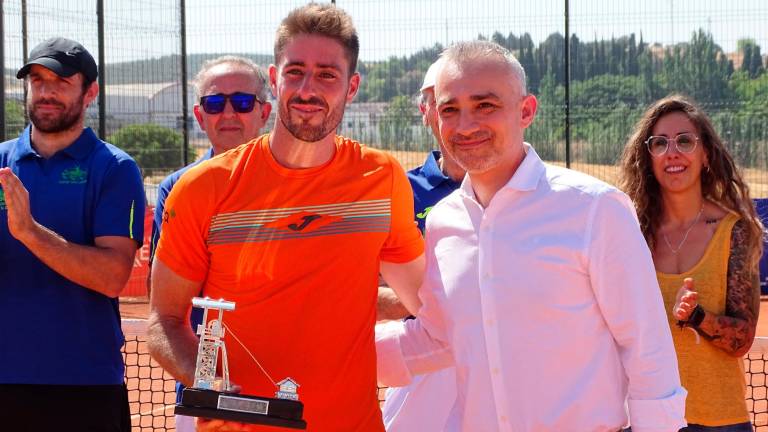 El tenista Enrique López toca el cielo en Linares El tenista Enrique López toca el cielo en Linares