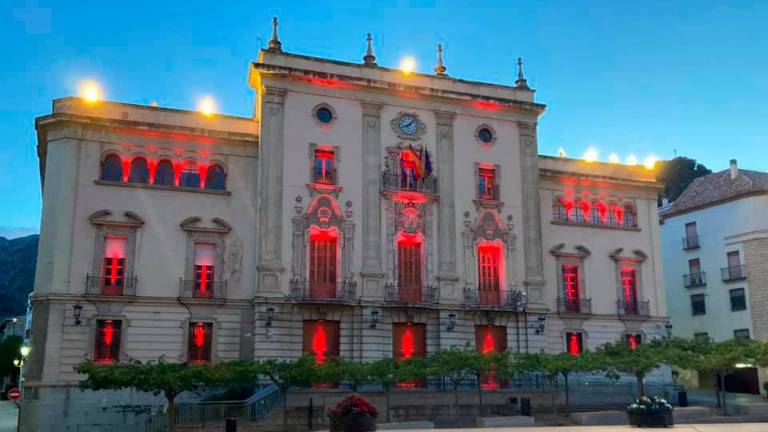 El Ayuntamiento se ilumina de rojo por el Parkinson El Ayuntamiento se ilumina de rojo por el Parkinson