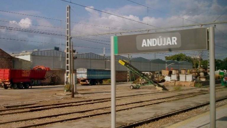 Indignación ante el cierre de la taquilla en la estación de tren de Andújar Indignación ante el cierre de la taquilla en la estación de tren de Andújar