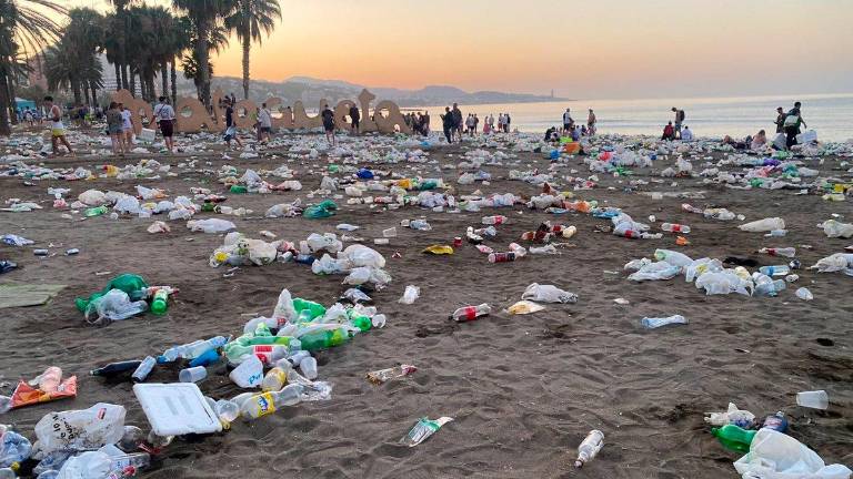 Las playas de Málaga vuelven a la normalidad tras quedar repletas de basura en la noche de San Juan Las playas de Málaga vuelven a la normalidad tras quedar repletas de basura en la noche de San Juan