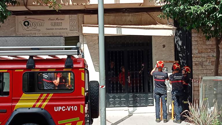 Apuntalamiento de una cornisa en Linares por riesgo de derrumbe Apuntalamiento de una cornisa en Linares por riesgo de derrumbe