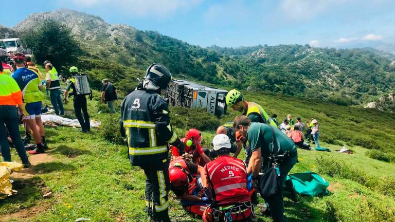 Vuelca un autobús en la subida a los Lagos de Covadonga, con 49 personas, la mayoría niños, y evacuan a dos mujeres al hospital Vuelca un autobús en la subida a los Lagos de Covadonga, con 49 personas, la mayoría niños, y evacuan a dos mujeres al hospital