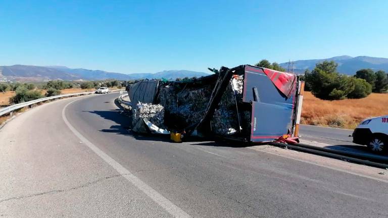 Un herido leve tras volcar un camión en la A-316 Un herido leve tras volcar un camión en la A-316
