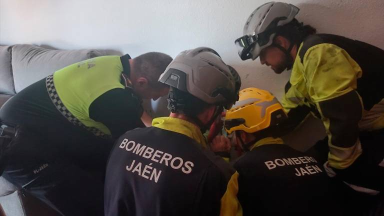 Liberan a una niña con la cabeza atrapada en una cocina de juguete en Jaén Liberan a una niña con la cabeza atrapada en una cocina de juguete en Jaén