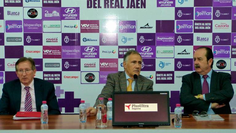Manuel Molinero, David Piedra y Joaquín Quirós reciben los poderes notariales en el Real Jaén Manuel Molinero, David Piedra y Joaquín Quirós reciben los poderes notariales en el Real Jaén