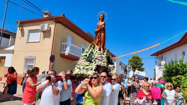 El sol centellea al paso de la Virgen de la Asunción en Vados de Torralba El sol centellea al paso de la Virgen de la Asunción en Vados de Torralba