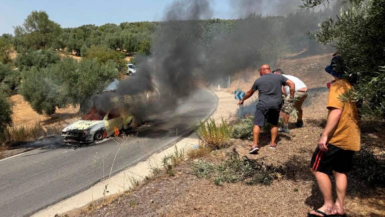 Ayuda vecinal para frenar un fuego en Valdepeñas de Jaén Ayuda vecinal para frenar un fuego en Valdepeñas de Jaén