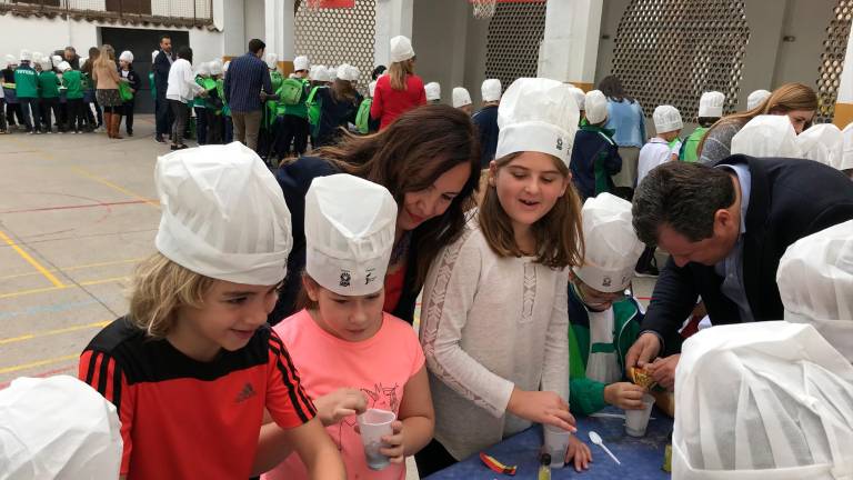 Escolares degustan el oro líquido Escolares degustan el oro líquido
