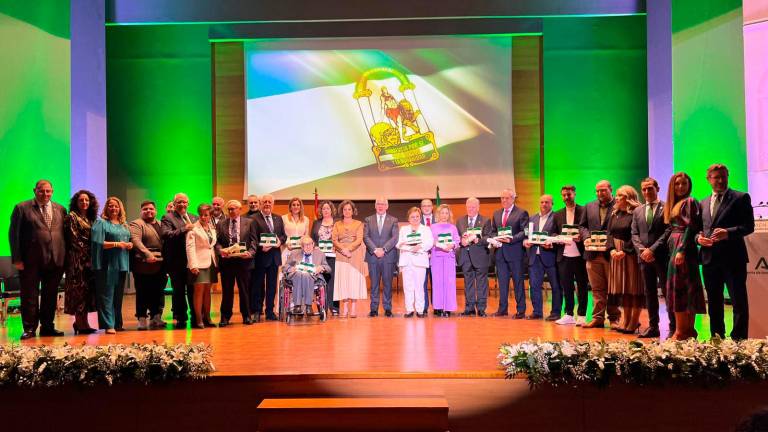 Ovación a los galardonados Banderas de Andalucía de Jaén 2024 Ovación a los galardonados Banderas de Andalucía de Jaén 2024