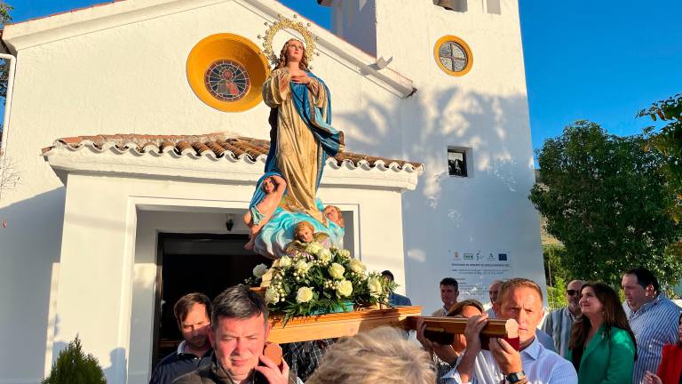 El atardecer cubre de luz dorada a la Virgen Inmaculada en Sabariego El atardecer cubre de luz dorada a la Virgen Inmaculada en Sabariego