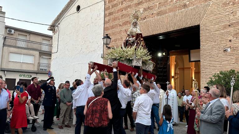 Rendidos ante la Virgen de Tíscar en Quesada Rendidos ante la Virgen de Tíscar en Quesada