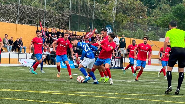 El Linares busca engancharse de nuevo al playoff ante el CD Estepona El Linares busca engancharse de nuevo al playoff ante el CD Estepona