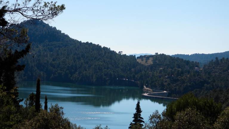 El Aguascebas sigue lleno, al límite de su línea de rebose El Aguascebas sigue lleno, al límite de su línea de rebose