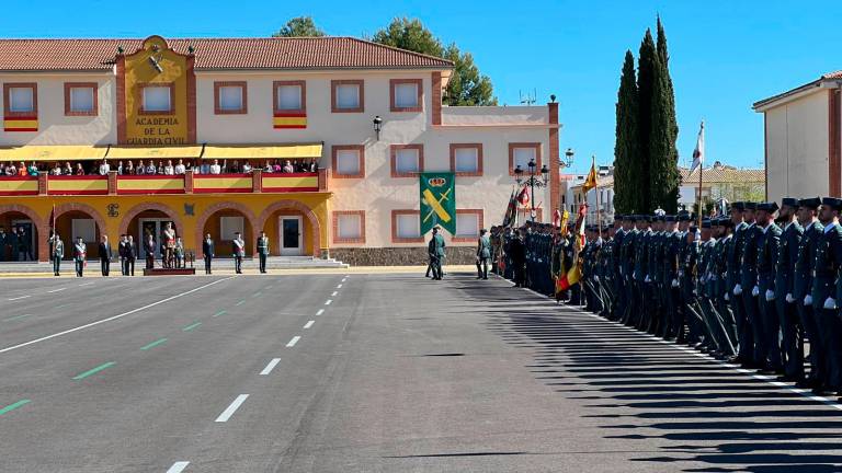 El rey Felipe VI preside la jura de bandera de la promoción con más mujeres de la historia El rey Felipe VI preside la jura de bandera de la promoción con más mujeres de la historia