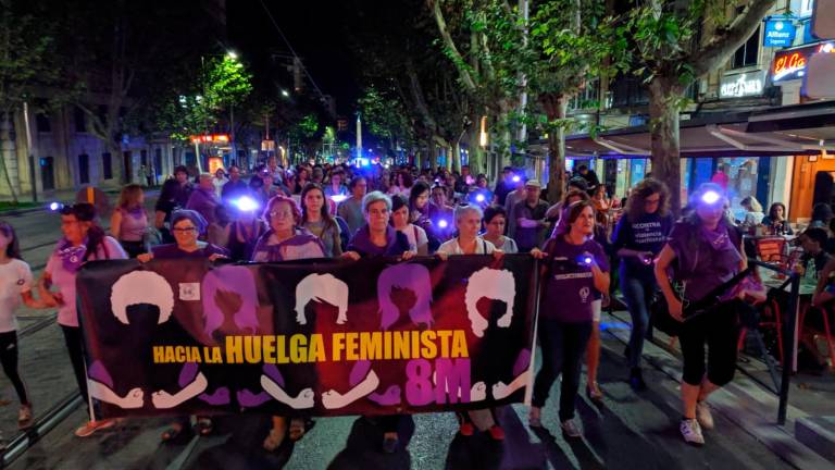 La noche se ilumina de morado