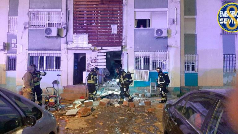Una explosión en Sevilla causa dos heridos y el desalojo de dos bloques Una explosión en Sevilla causa dos heridos y el desalojo de dos bloques