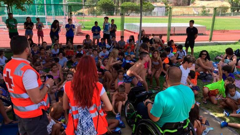 Charla para concienciar de los riesgos en la piscina Charla para concienciar de los riesgos en la piscina
