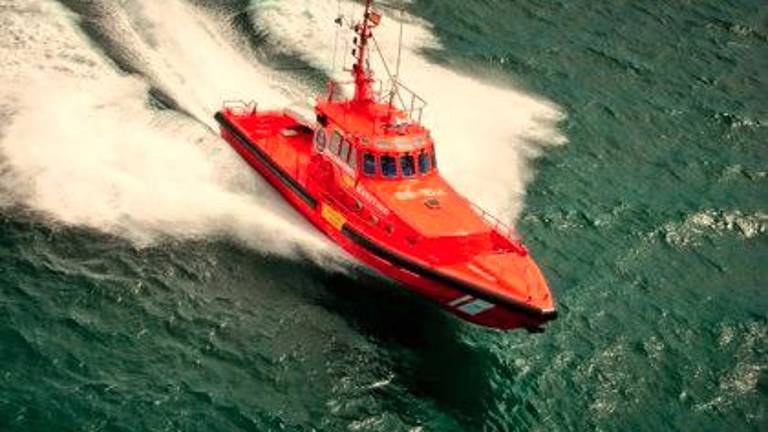 Fallece un migrante que viajaba en una patera rescatada cerca de Lanzarote Fallece un migrante que viajaba en una patera rescatada cerca de Lanzarote