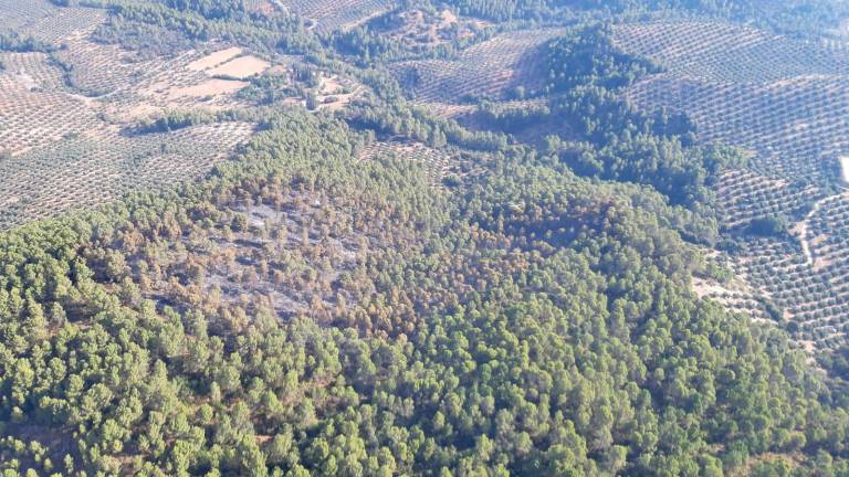 Así se ve el incendio de Benatae, ya estabilizado, desde un helicóptero Así se ve el incendio de Benatae, ya estabilizado, desde un helicóptero