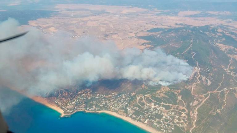 Primeros desalojos preventivos por el nuevo incendio forestal en Tarifa Primeros desalojos preventivos por el nuevo incendio forestal en Tarifa