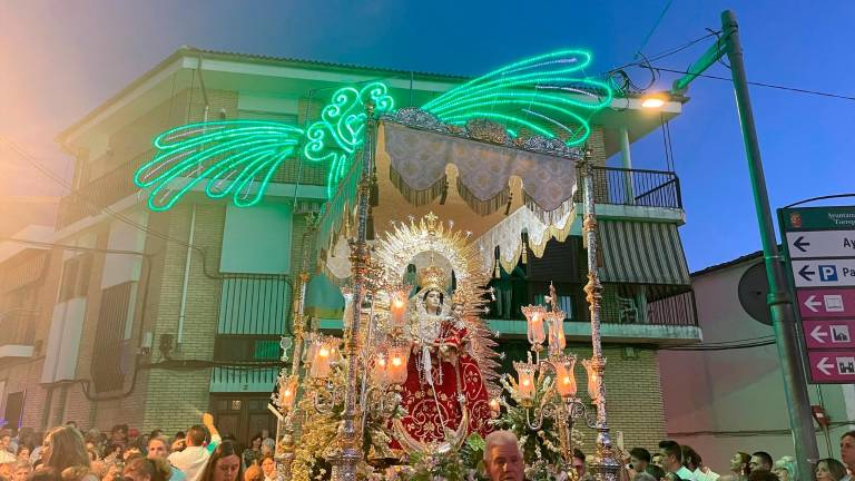 Máximo fervor durante el traslado en Torreperogil Máximo fervor durante el traslado en Torreperogil
