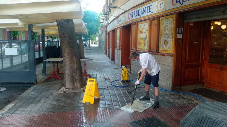 Puesta a punto para tiendas y bares, el comercio vuelve a latir Puesta a punto para tiendas y bares, el comercio vuelve a latir