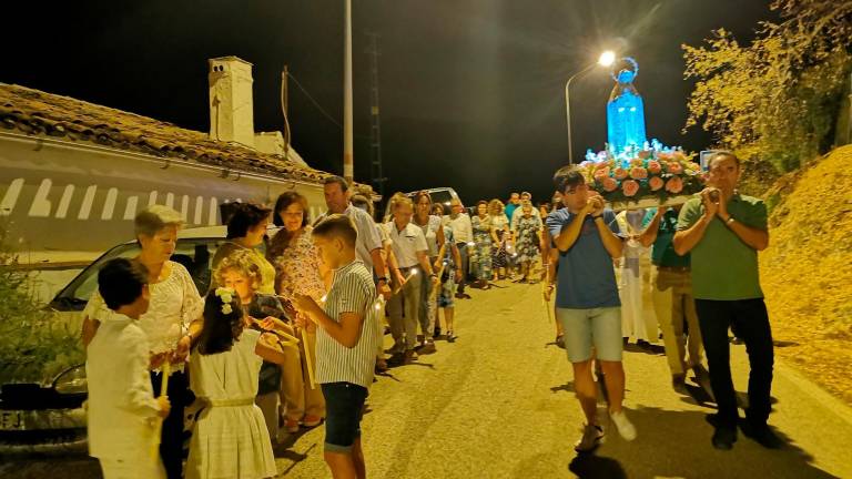 VÍDEO: mejores momentos de la Procesión de las Antorchas en Villarbajo VÍDEO: mejores momentos de la Procesión de las Antorchas en Villarbajo