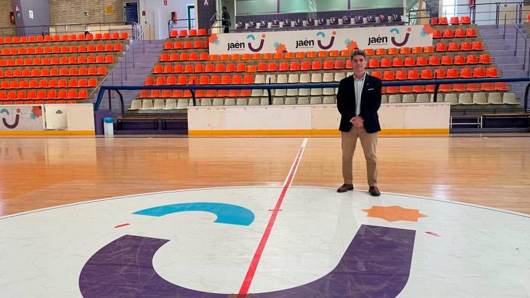 El concejal de Deportes, José María Álvarez, en el pabellón deportivo de La Salobreja. / Ayuntamiento de Jaén. 