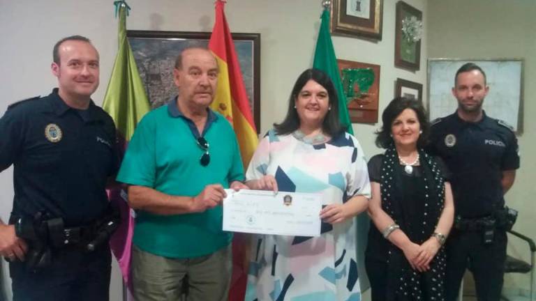 La Policía Local recauda 5.000 euros para las asociaciones Ales y Pídeme la Luna La Policía Local recauda 5.000 euros para las asociaciones Ales y Pídeme la Luna