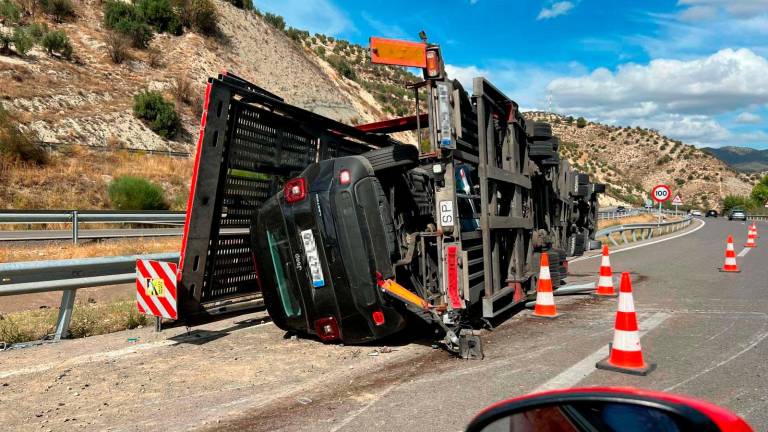 Accidente en la A-44 por el vuelco de un camión cargado de coches con un herido Accidente en la A-44 por el vuelco de un camión cargado de coches con un herido