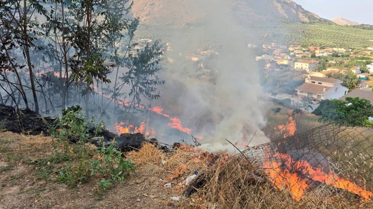 Controlado un incendio en Jamilena próximo al núcleo urbano Controlado un incendio en Jamilena próximo al núcleo urbano