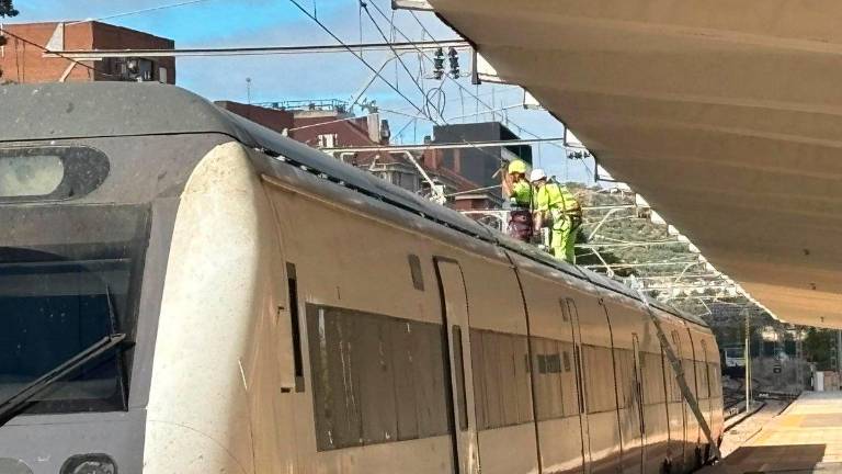 Seis horas después: Se restablece la tensión y los trenes salen de Jaén Seis horas después: Se restablece la tensión y los trenes salen de Jaén