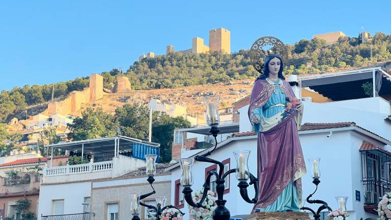 Santa Isabel irradia luz a su paso por el barrio jiennense Santa Isabel irradia luz a su paso por el barrio jiennense
