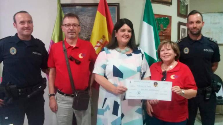 La Policía Local recauda 5.000 euros para las asociaciones Ales y Pídeme la Luna La Policía Local recauda 5.000 euros para las asociaciones Ales y Pídeme la Luna
