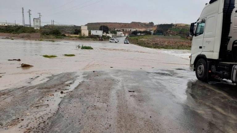 Siete carreteras cortadas en Almería y otras siete con problemas en la red secundaria por fuertes lluvias Siete carreteras cortadas en Almería y otras siete con problemas en la red secundaria por fuertes lluvias