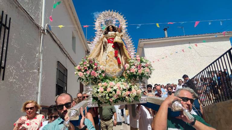 Los vecinos de Cañada Catena acompañan a Nuestra Señora de las Maravillas en su recorrido Los vecinos de Cañada Catena acompañan a Nuestra Señora de las Maravillas en su recorrido