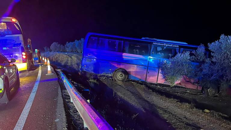 Cuatro heridos al chocar un autobús y un turismo en Torreperogil Cuatro heridos al chocar un autobús y un turismo en Torreperogil
