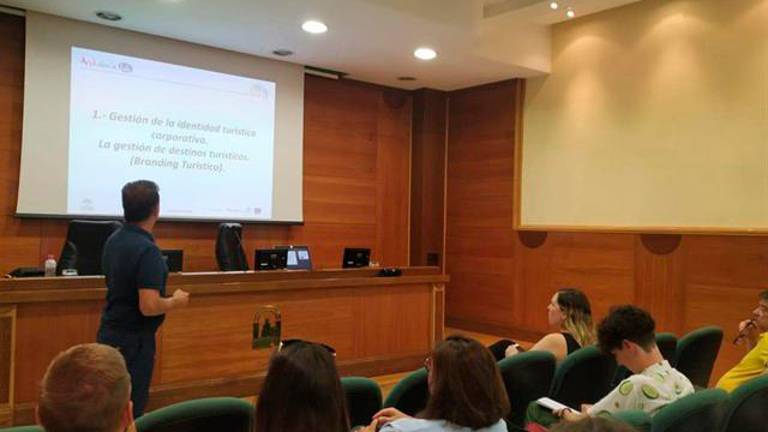 Experto defiende que el paisaje del olivar merece estar en la lista del Patrimonio Mundial Experto defiende que el paisaje del olivar merece estar en la lista del Patrimonio Mundial