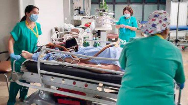 Andalucía alcanza las 1.697 hospitalizaciones por covid y los 284 ingresos en UCI Andalucía alcanza las 1.697 hospitalizaciones por covid y los 284 ingresos en UCI