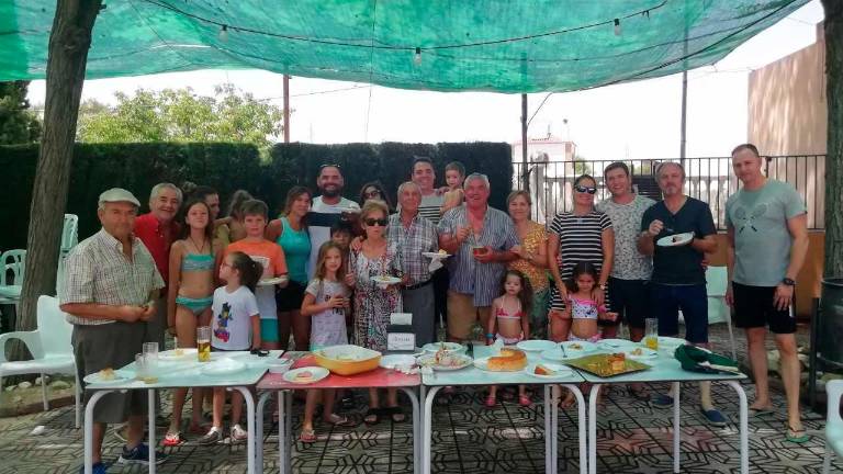 Unos vecinos unidos y en armonía Unos vecinos unidos y en armonía